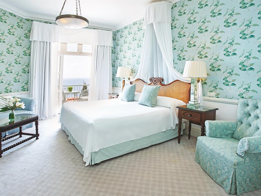 Suite junior (Deluxe) | Artículos del minibar gratis y caja de seguridad en la habitación