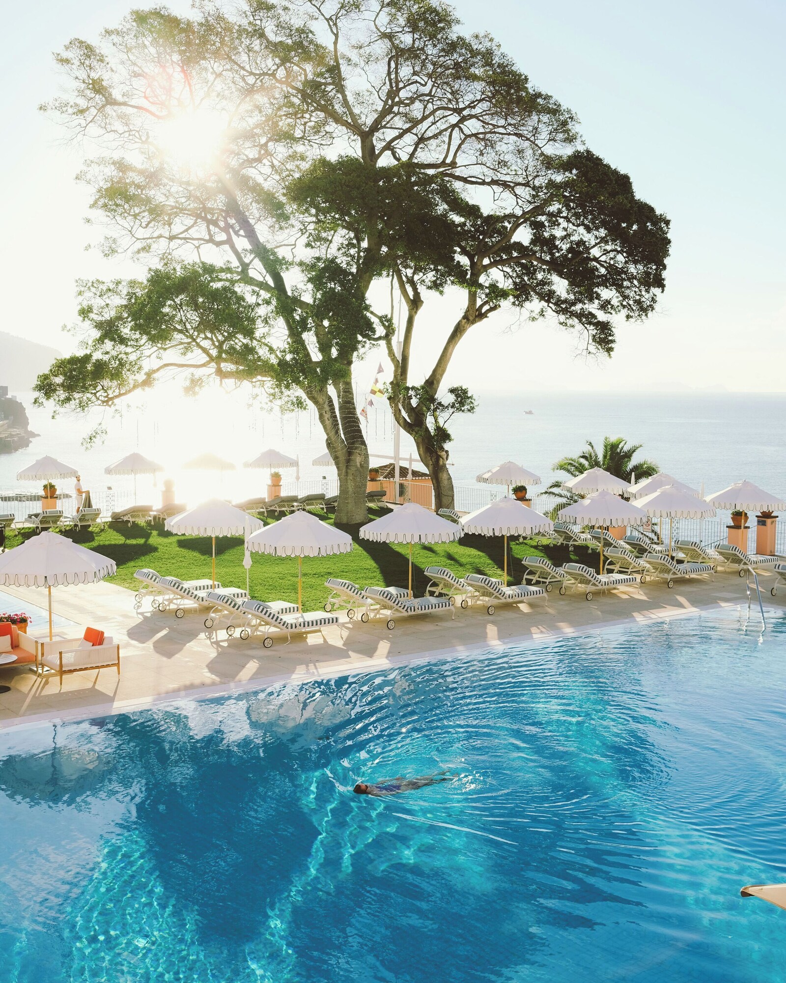 4 outdoor pools, pool umbrellas, pool loungers