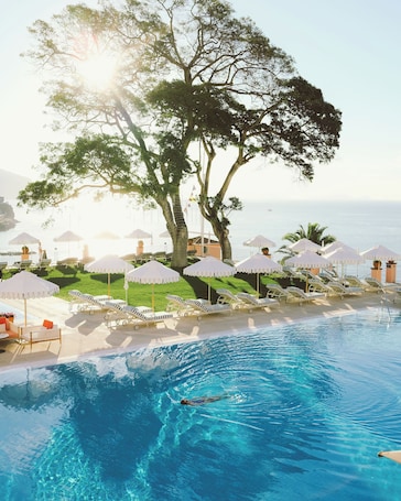 2 piscinas al aire libre, sombrillas, sillones reclinables de piscina