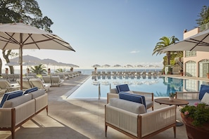 2 piscines extérieures, parasols de plage, chaises longues