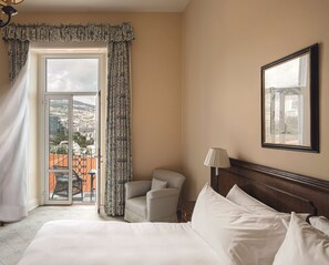 Deluxe Room, Sea View | 1 bedroom, free minibar items, in-room safe, free cribs/infant beds