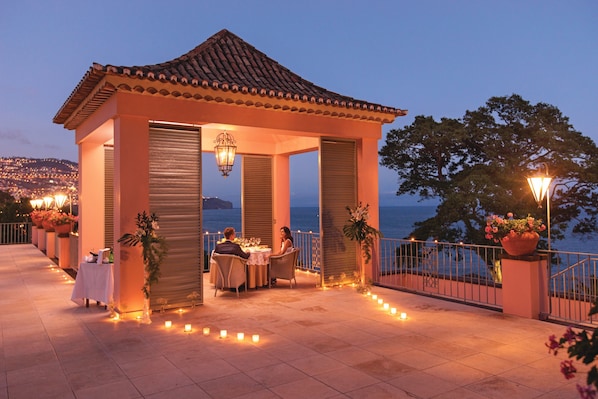 4 restaurants, breakfast, lunch served; local and international cuisine 