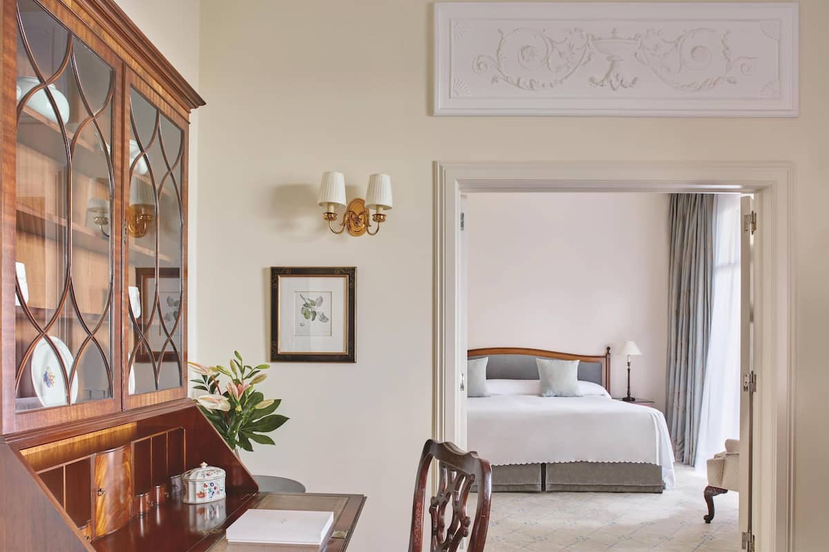 Superior suite | Een minibar met enkele gratis items, een kluis op de kamer