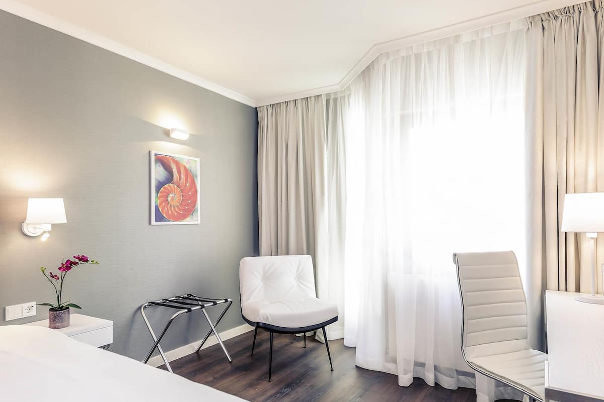 Privilege, Double Room, 1 Double Bed | 1 bedroom, down comforters, pillowtop beds, in-room safe