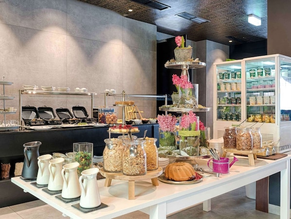 Desayuno buffet todos los días (EUR 18 por persona) 