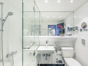 Down comforters, pillowtop beds, in-room safe, desk - Mercure Hotel Raphael Wien (Vienna)