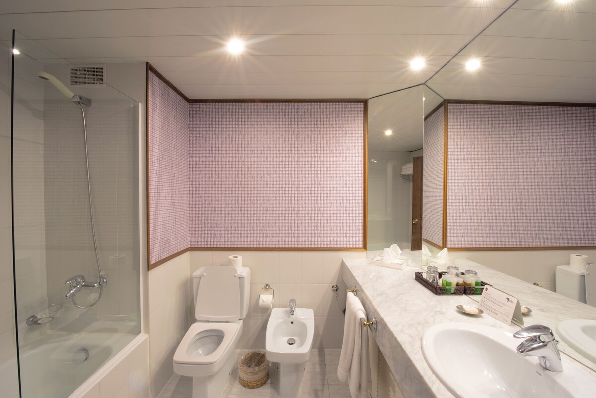 Ducha y bañera combinadas y bañera profunda