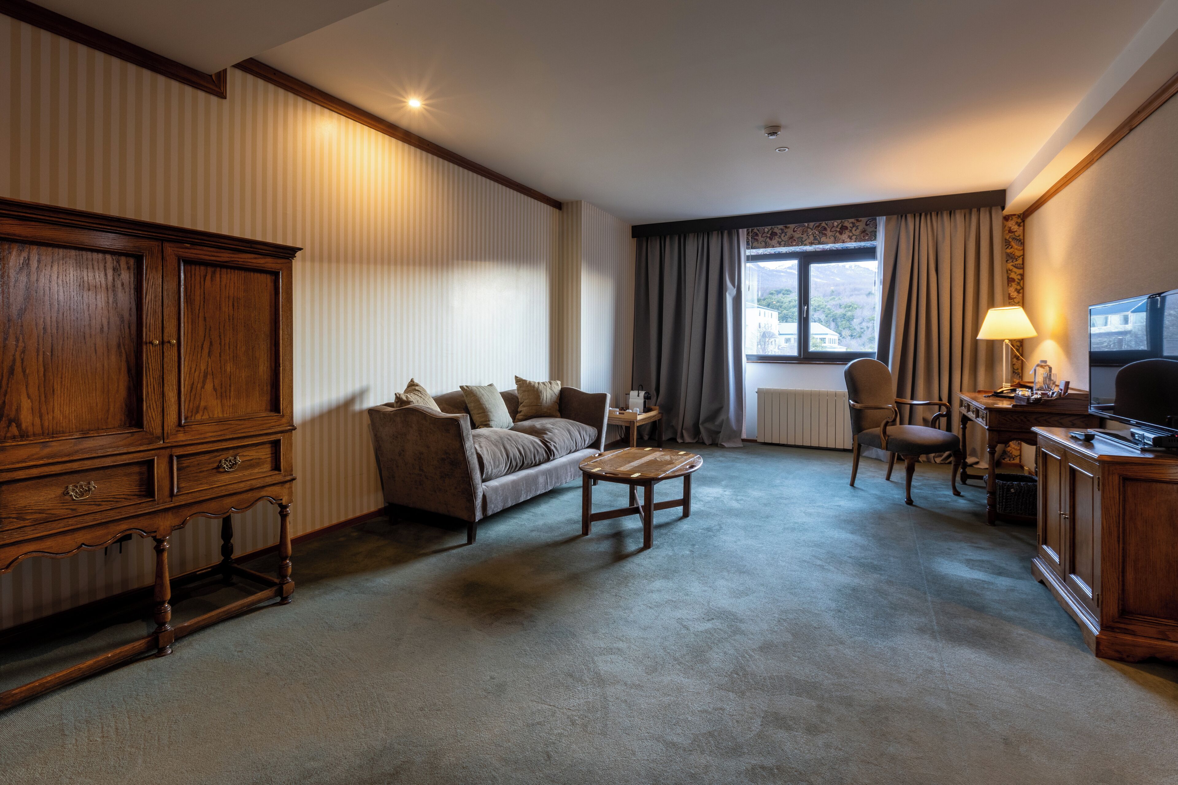 deluxe suite | 1 bedroom, premium bedding, minibar, in-room safe