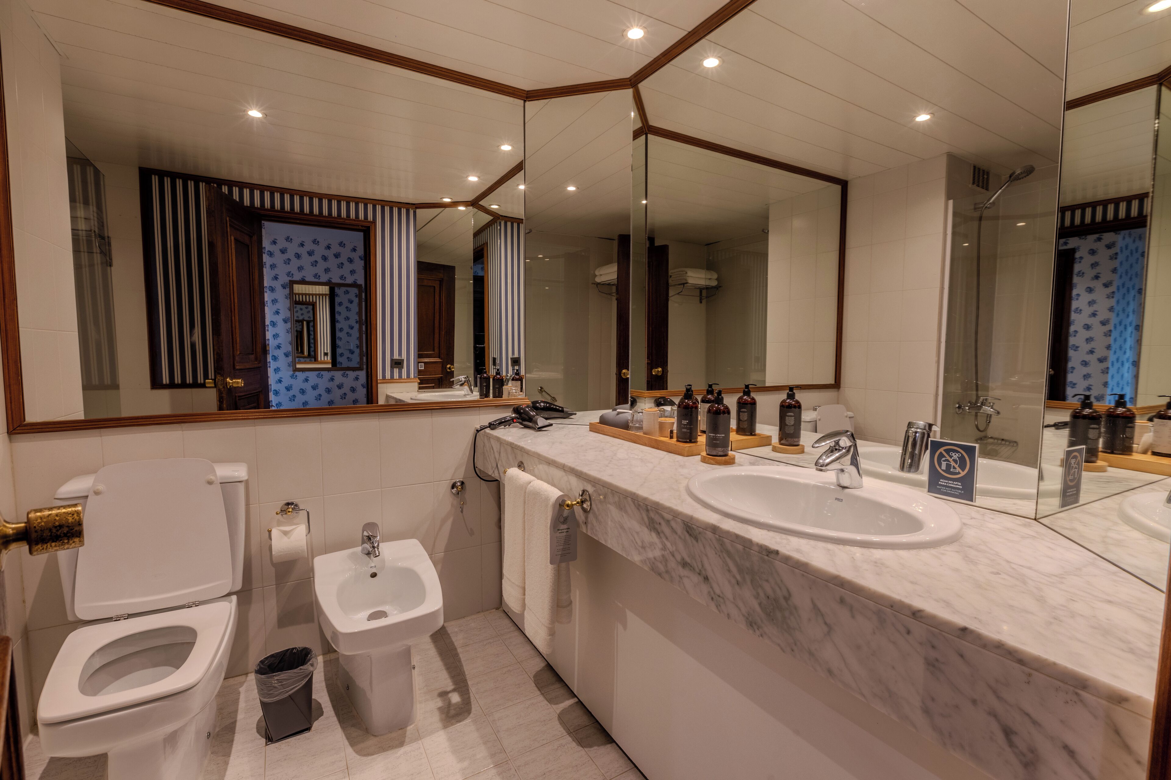 combined shower/bathtub, deep-soaking bathtub, free toiletries