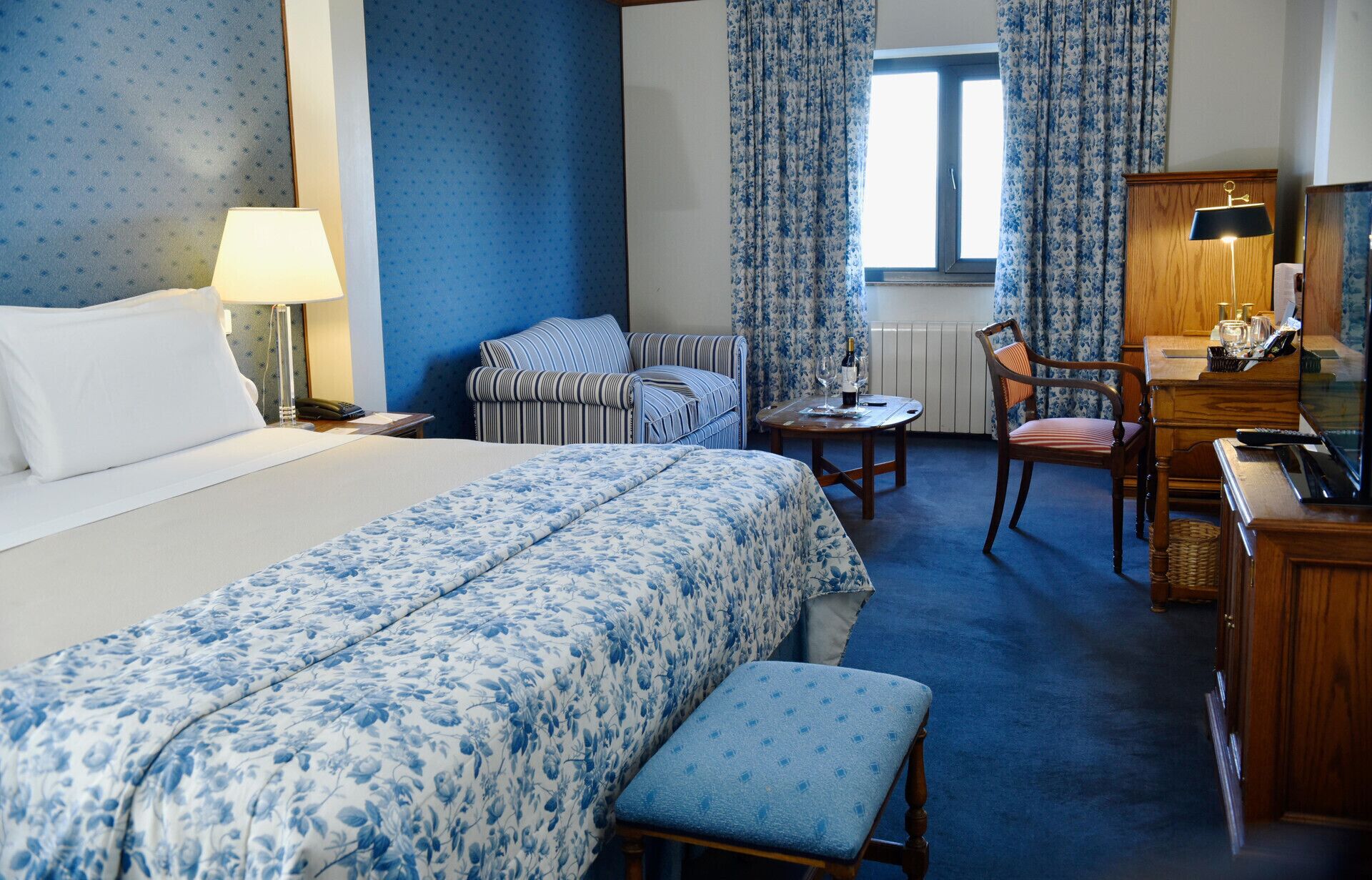 Ropa de cama de alta calidad, minibar, caja fuerte y escritorio