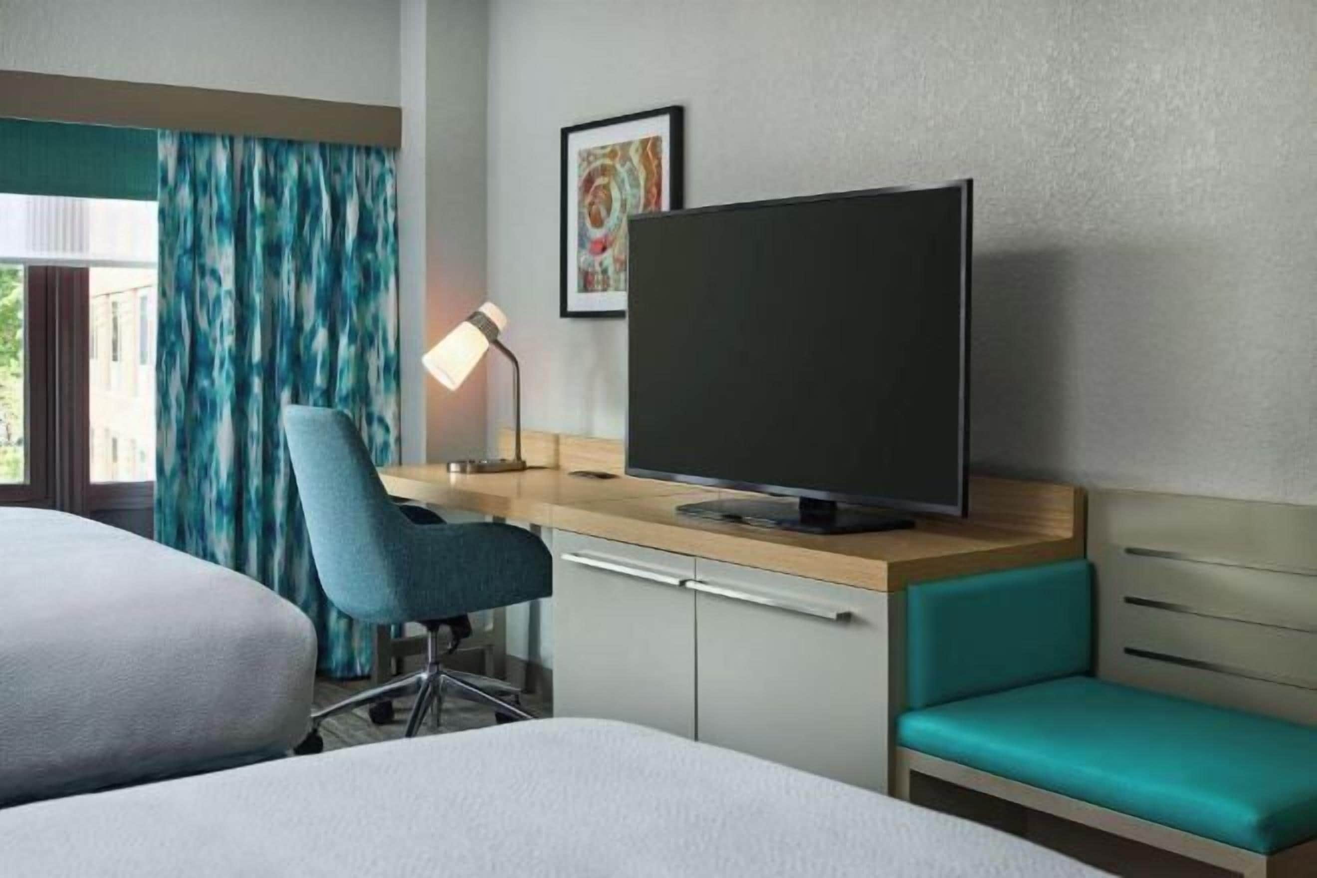 防过敏的被褥、办公桌、笔记本电脑工作区、遮光窗帘