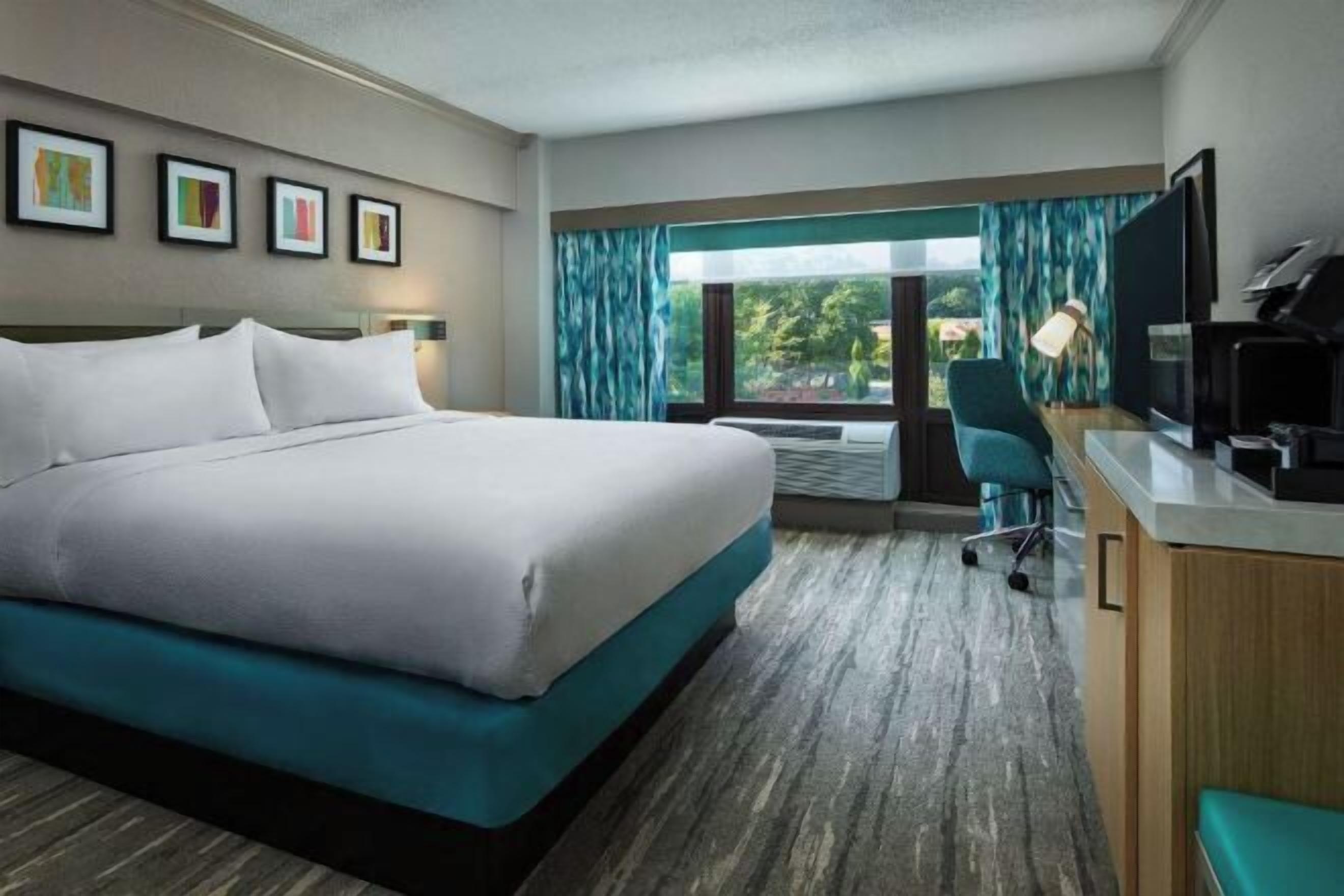 防过敏的被褥、办公桌、笔记本电脑工作区、遮光窗帘