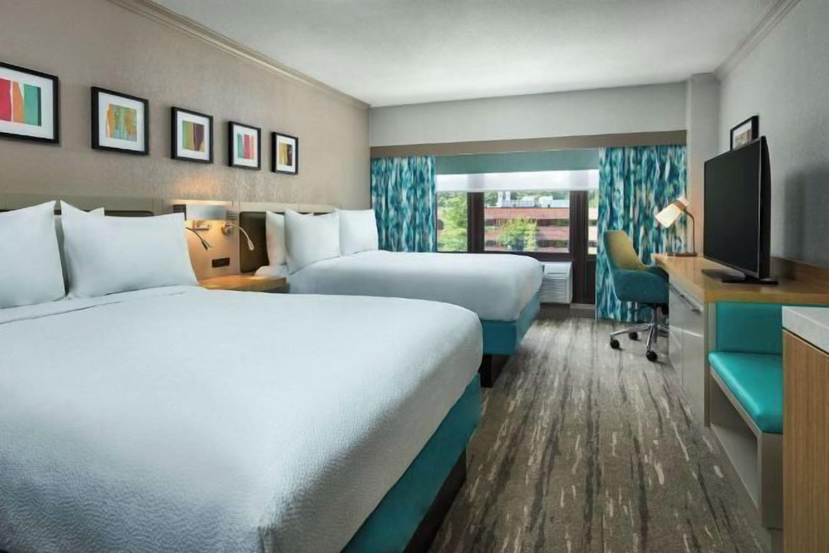 防过敏的被褥、办公桌、笔记本电脑工作区、遮光窗帘