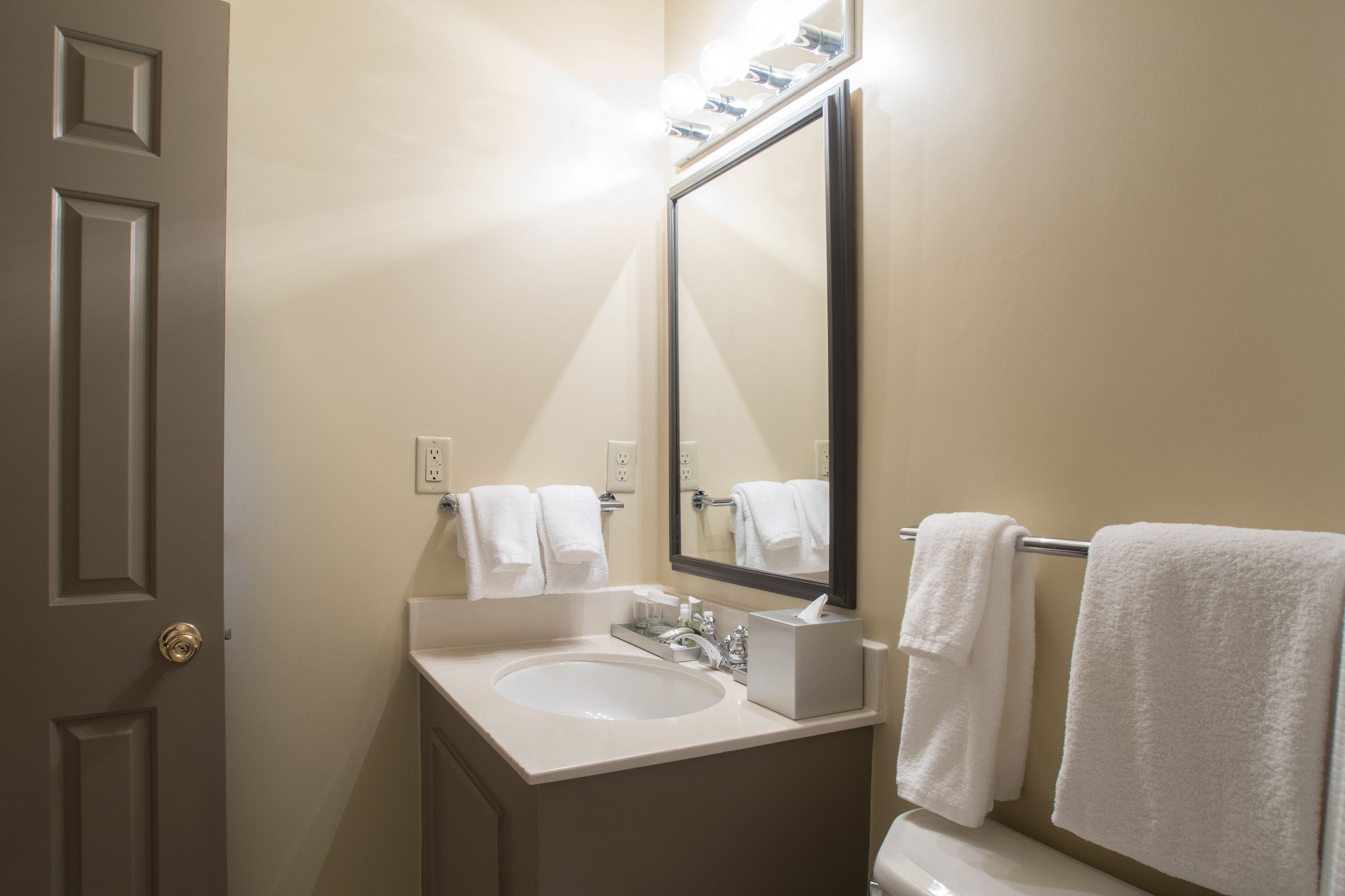 deluxe room, 1 queen bed | bathroom sink