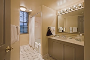 Combined shower/bathtub, designer toiletries, hair dryer, slippers