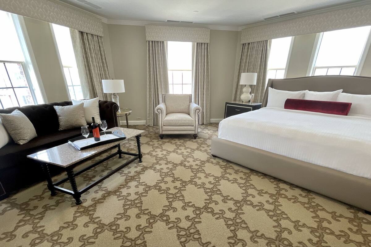 junior suite, 1 king bed | 1 bedroom, premium bedding, desk, laptop workspace