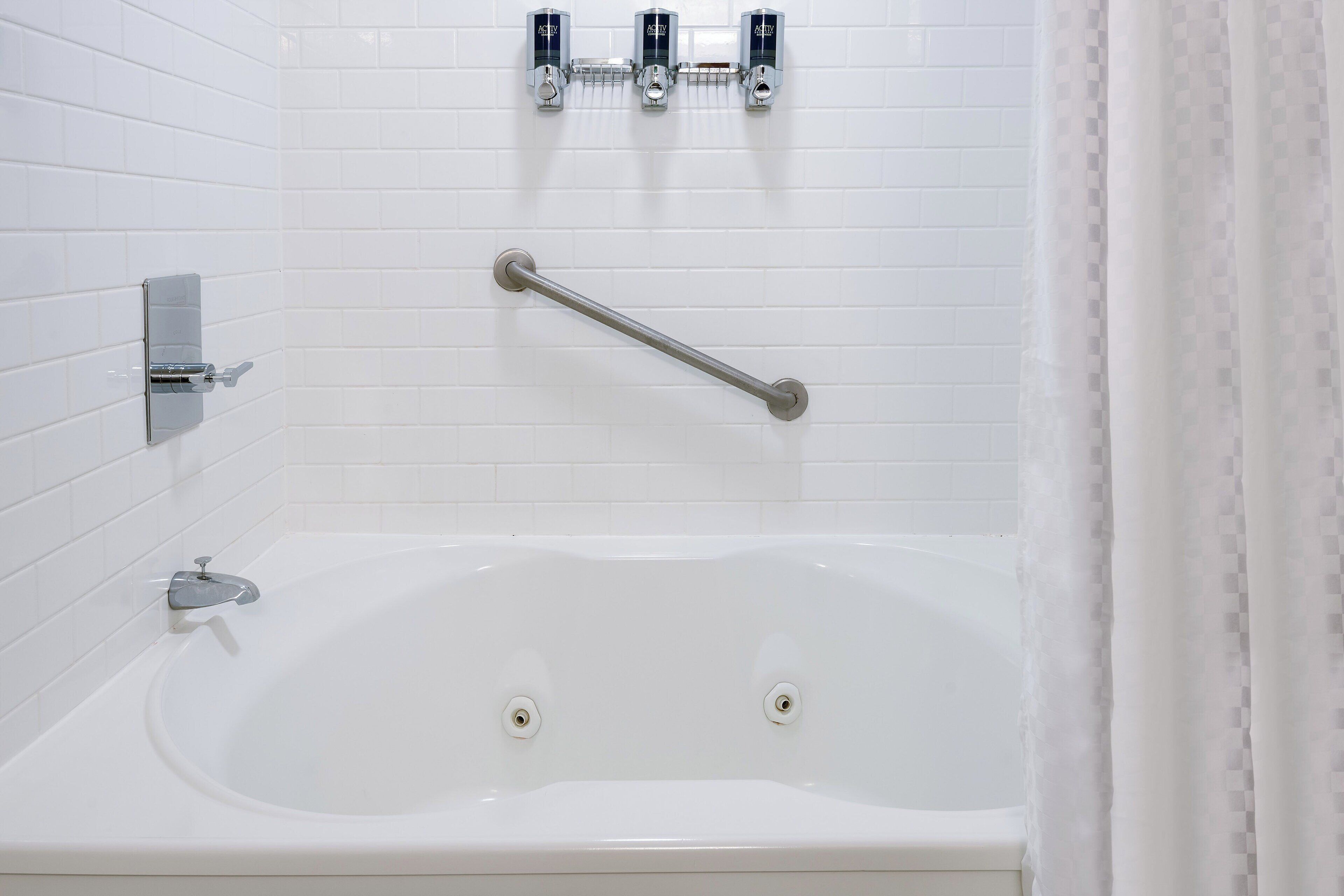 junior suite, 1 king bed | bathroom | combined shower/bathtub, free toiletries, hair dryer, towels