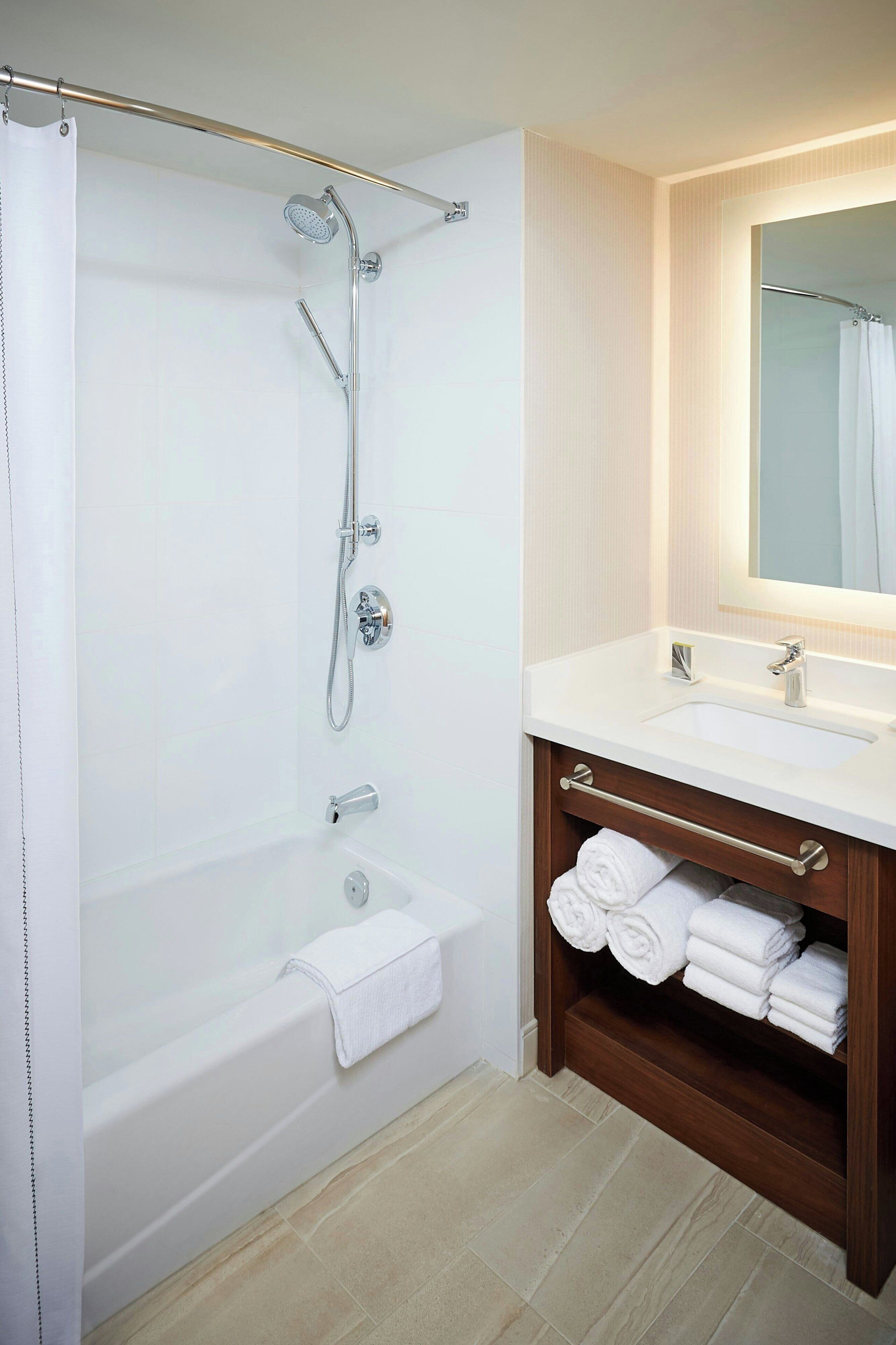 Chambre, 2 grands lits | Salle de bain | Baignoire, articles de toilette (gratuits), séchoir à cheveux
