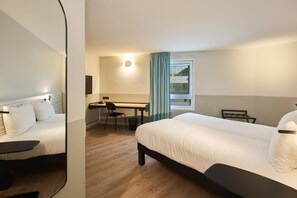 Standard-Zweibettzimmer, 2 Einzelbetten | Hochwertige Bettwaren, Schreibtisch, schallisolierte Zimmer