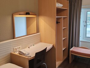 Ropa de cama de alta calidad, escritorio y insonorización 