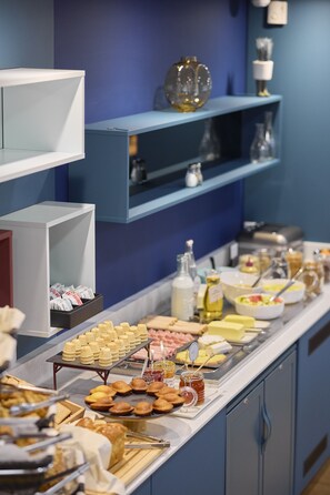 Tägliches Frühstücksbuffet (10 EUR pro Person)