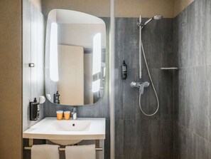 Habitación doble estándar, 1 cama matrimonial | Baño | Amenidades de baño ecológicas, secadora de cabello, toallas 