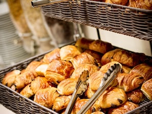 Tägliches Frühstücksbuffet (10 EUR pro Person)