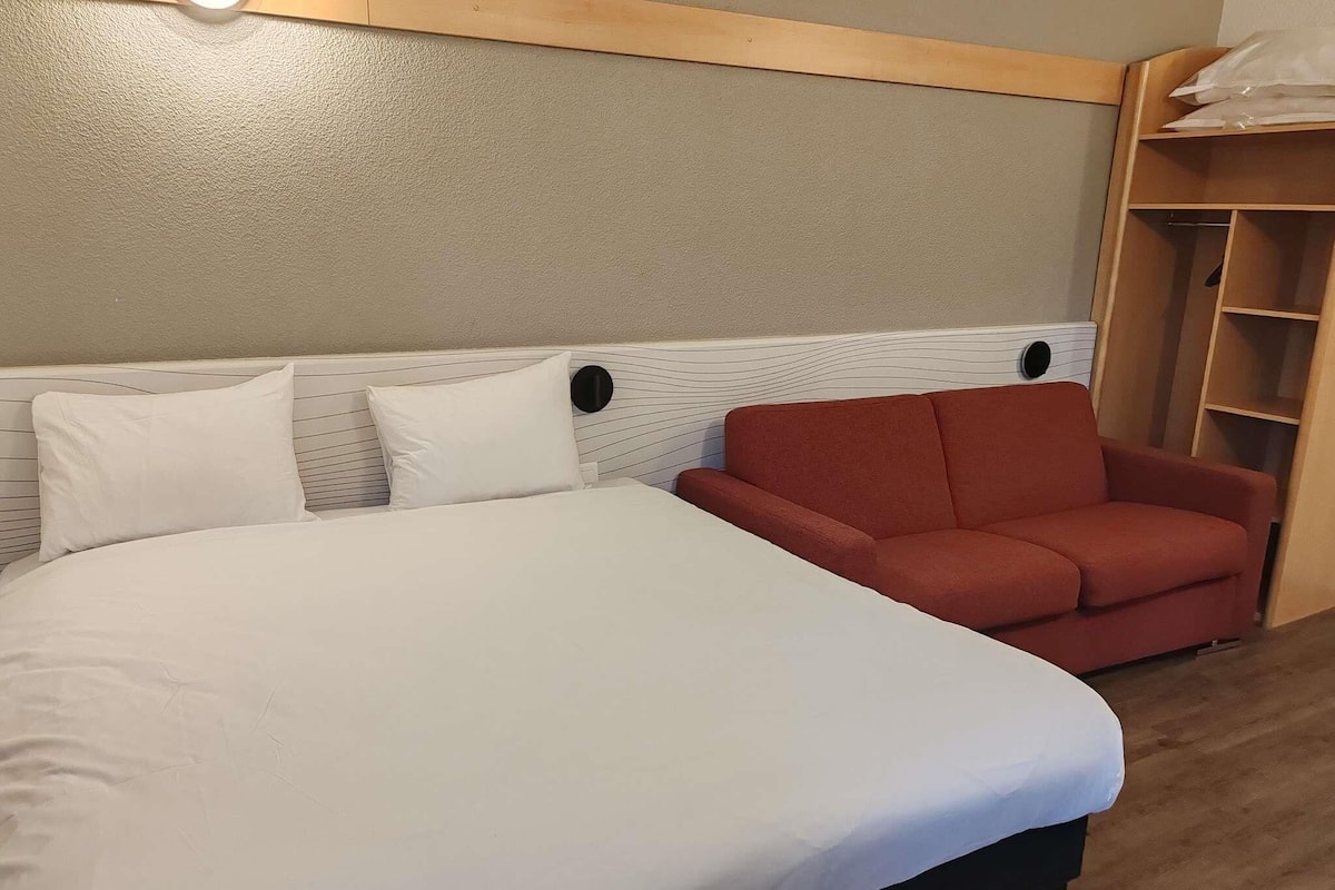 Standard Room, 1 Double Bed with Sofa bed | Premium bedding, desk, soundproofing, free cribs/infant beds