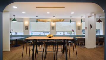 Se ofrece un desayuno bufé (10 EUR por persona)