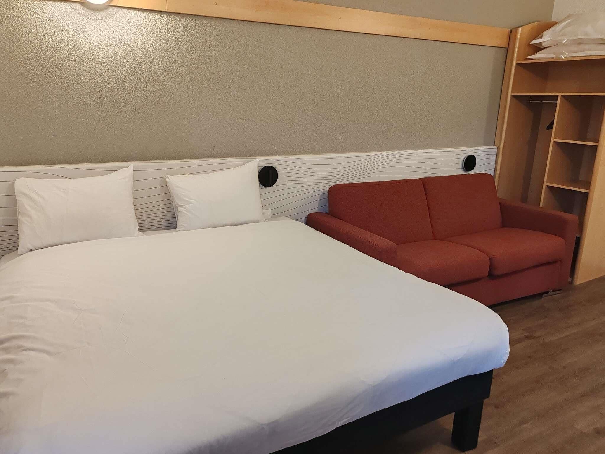 Ropa de cama de alta calidad, escritorio y sistema de insonorización 
