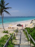 Praia particular, espreguiçadeiras, guarda-sóis, toalhas de praia 