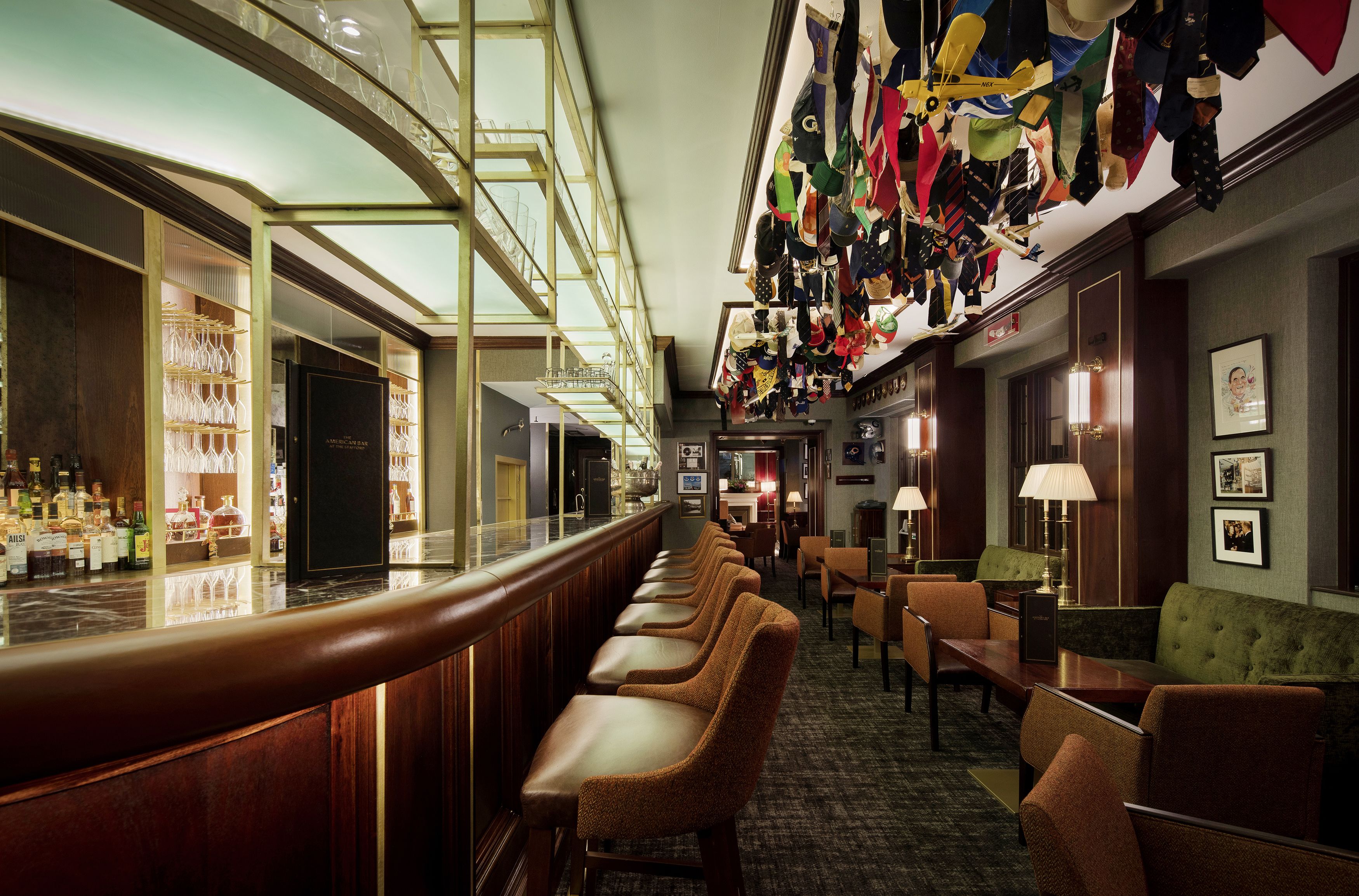 al fresco dining, serves breakfast, lunch and dinner