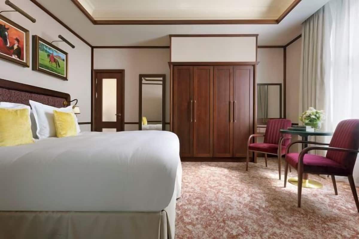 Egyptian cotton sheets, premium bedding, minibar (some free items)