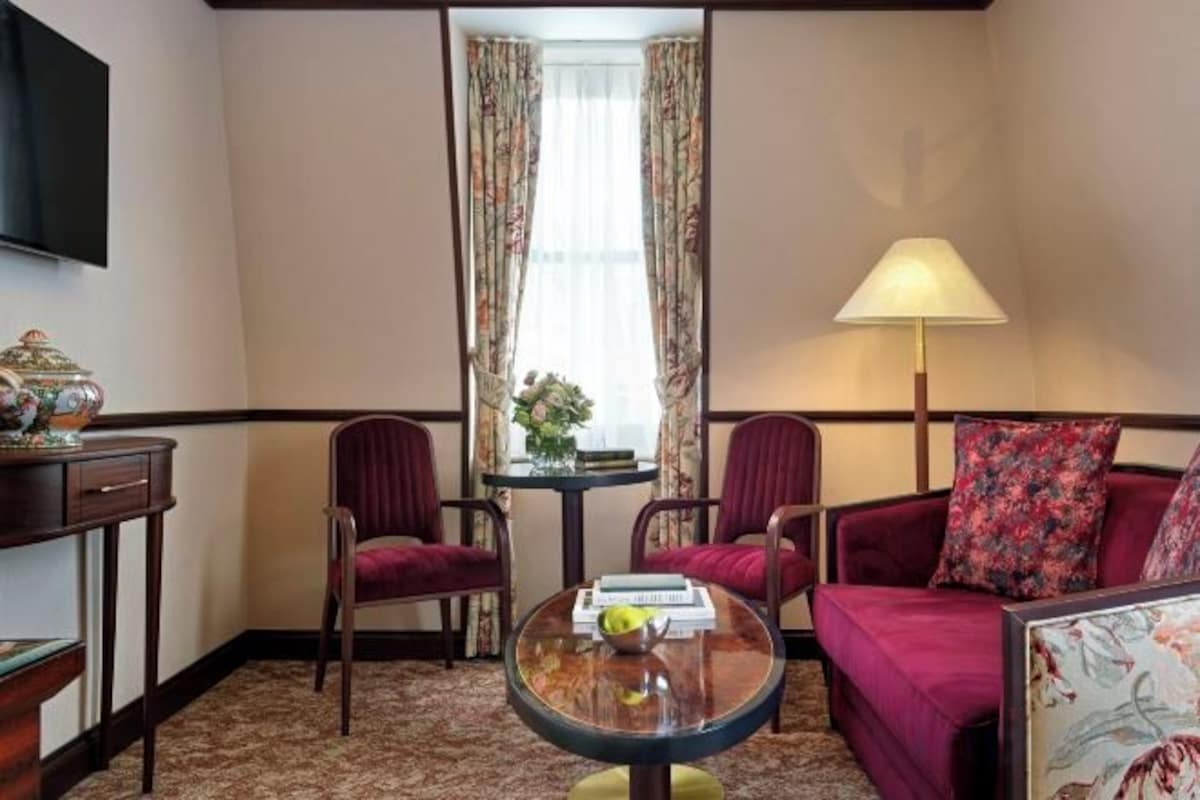 Living area | Flat-screen TV, pay movies