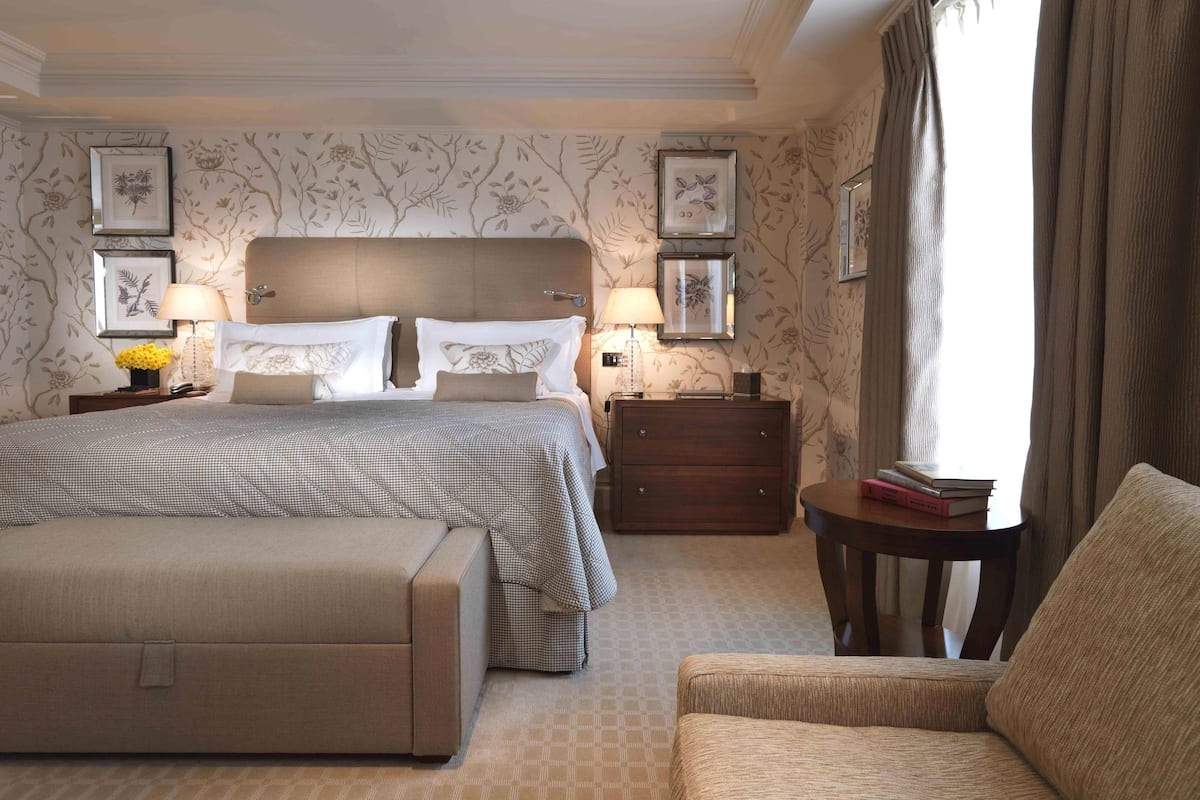Egyptian cotton sheets, premium bedding, free minibar items