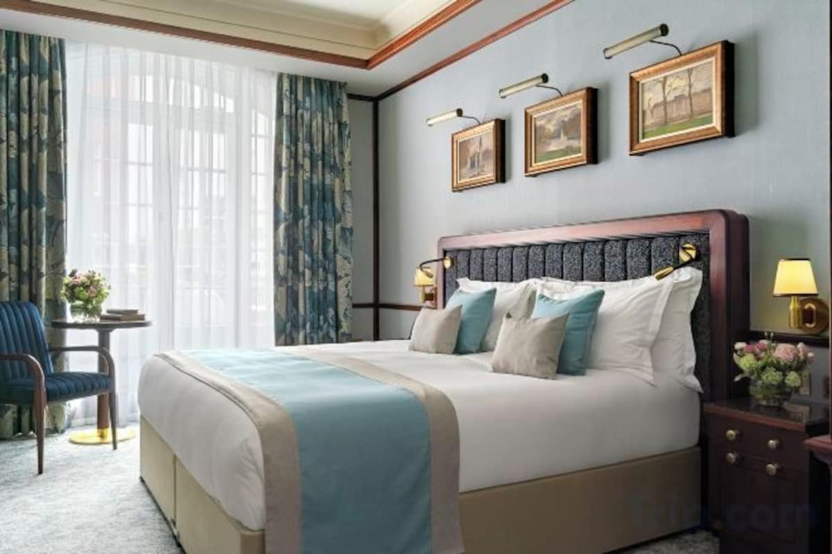 Egyptian cotton sheets, premium bedding, minibar (some free items)