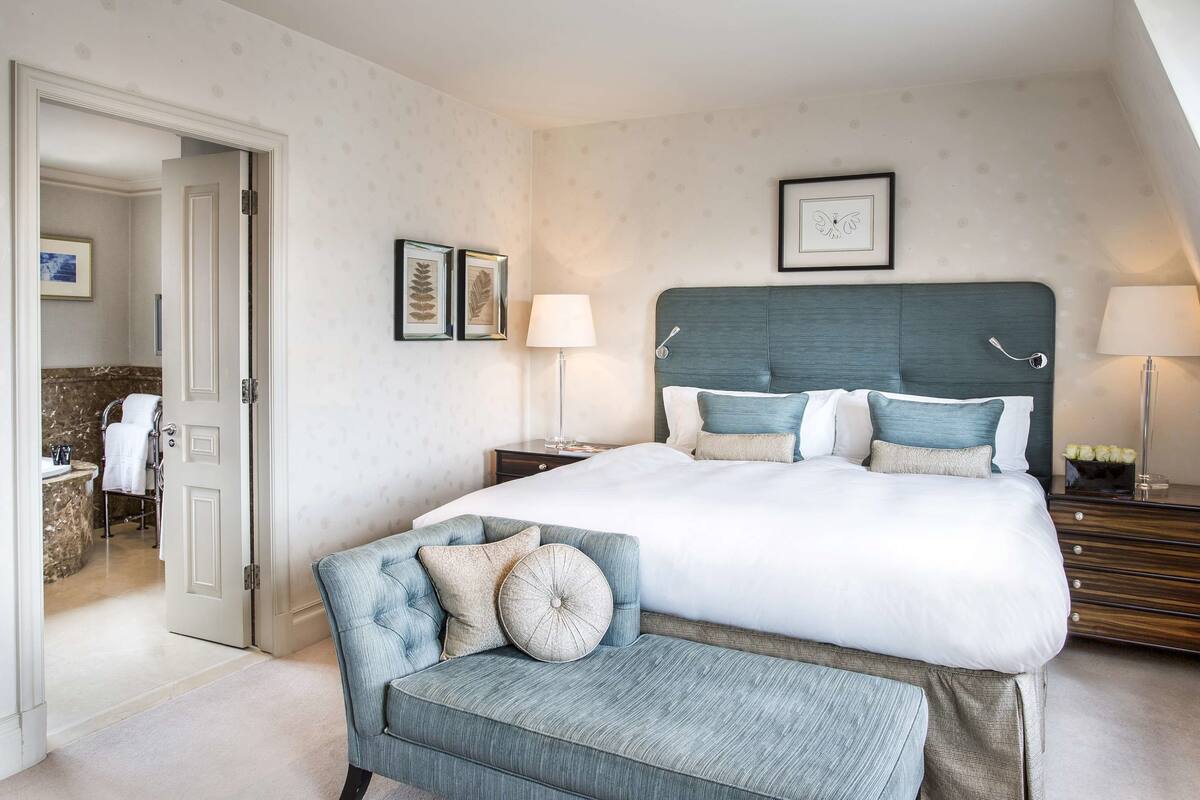 Egyptian cotton sheets, premium bedding, minibar (some free items)