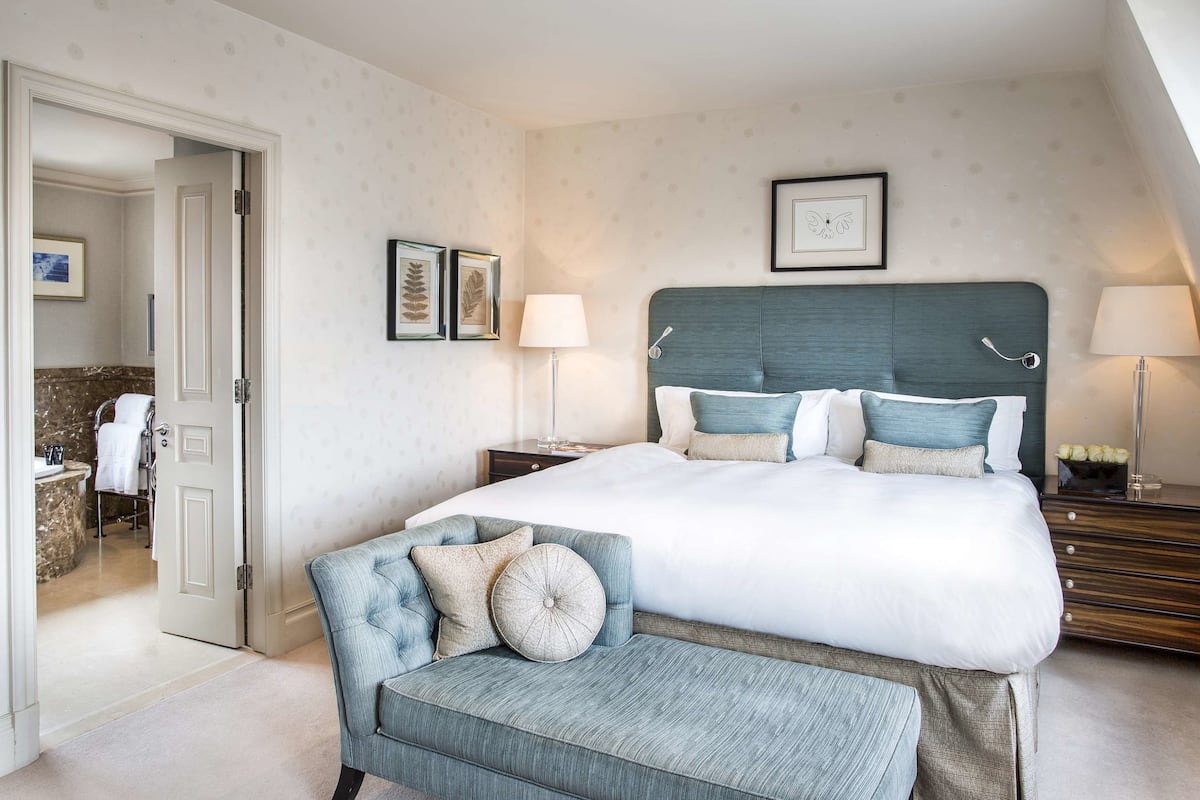 Egyptian cotton sheets, premium bedding, free minibar items