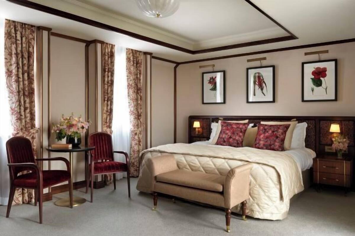 Egyptian cotton sheets, premium bedding, minibar (some free items)
