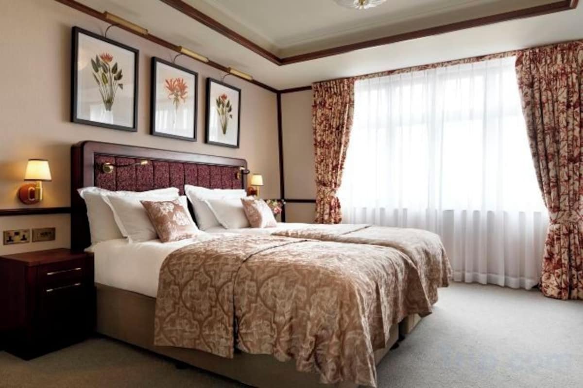 Egyptian cotton sheets, premium bedding, minibar (some free items)