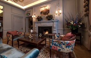 早餐,供應午餐和晚餐