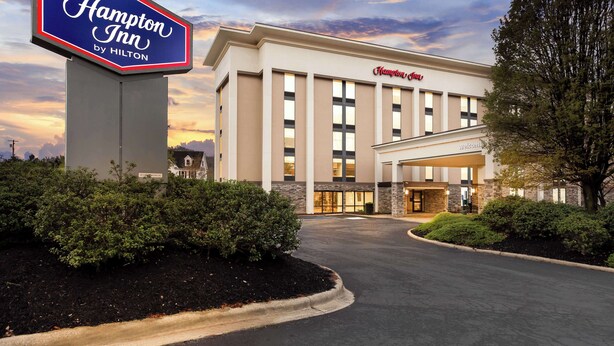 A Hampton Inn by Hilton hotel with a large sign, a welcoming entrance, and a well-maintained driveway. - Hampton Inn Bridgeport/Clarksburg (Bridgeport)