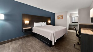 A modern hotel room with a large bed, bedside tables, a desk, and a chair. - Econo Lodge Inn & Suites Laredo - Nuevo Laredo (Laredo)