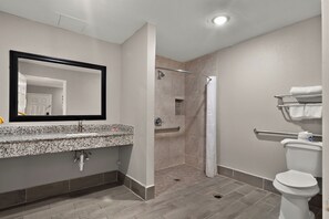 Zimmer, 1 King-Bett, barrierefrei, Nichtraucher | Badezimmer | Kostenlose Toilettenartikel, Haartrockner, Handtücher, Seife