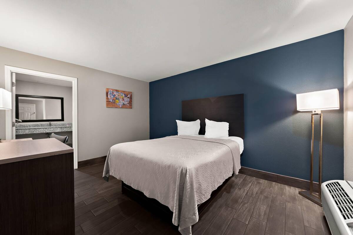 Room, 1 King Bed, Accessible, Non Smoking | Blackout drapes, soundproofing, WiFi (free), bed sheets
