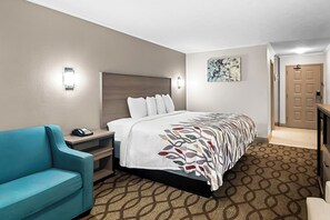 Escritorio, espacio para trabajar con un portátil, cortinas opacas