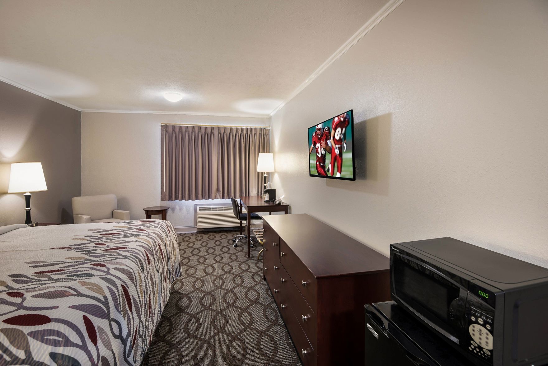 Een bureau, een laptopwerkplek, verduisterende gordijnen