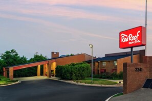 Property grounds - Red Roof Inn & Suites Lexington - Hamburg (Lexington)