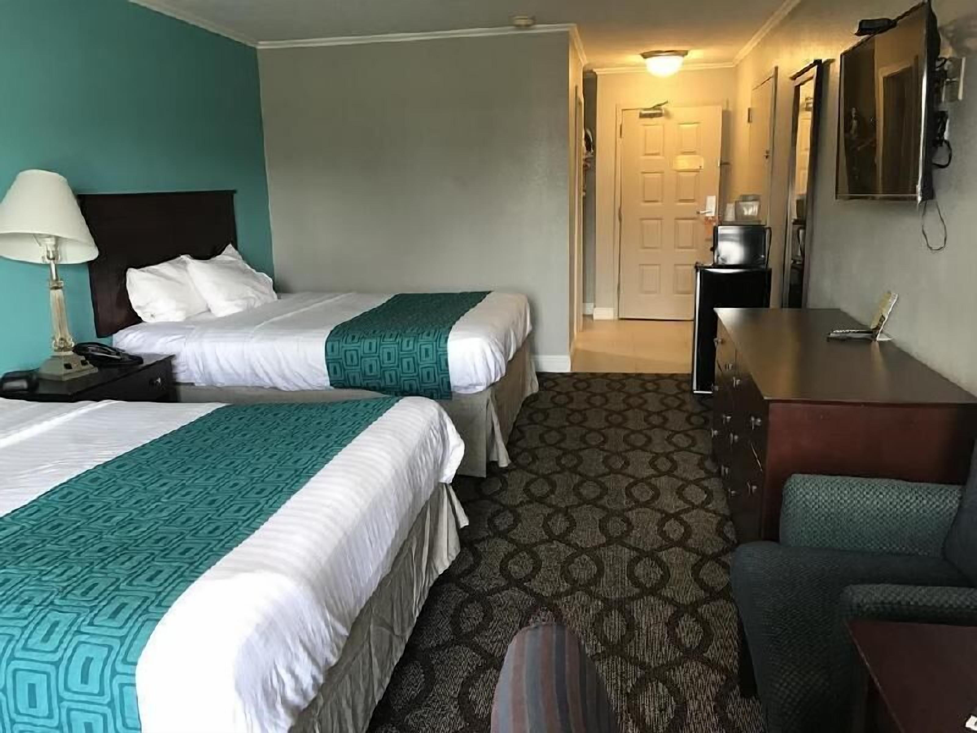 Een bureau, een laptopwerkplek, verduisterende gordijnen