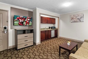 Suite, 2 habitaciones, no fumadores, bañera de hidromasaje (1 King Bed) | Escritorio, espacio para trabajar con un portátil, cortinas opacas